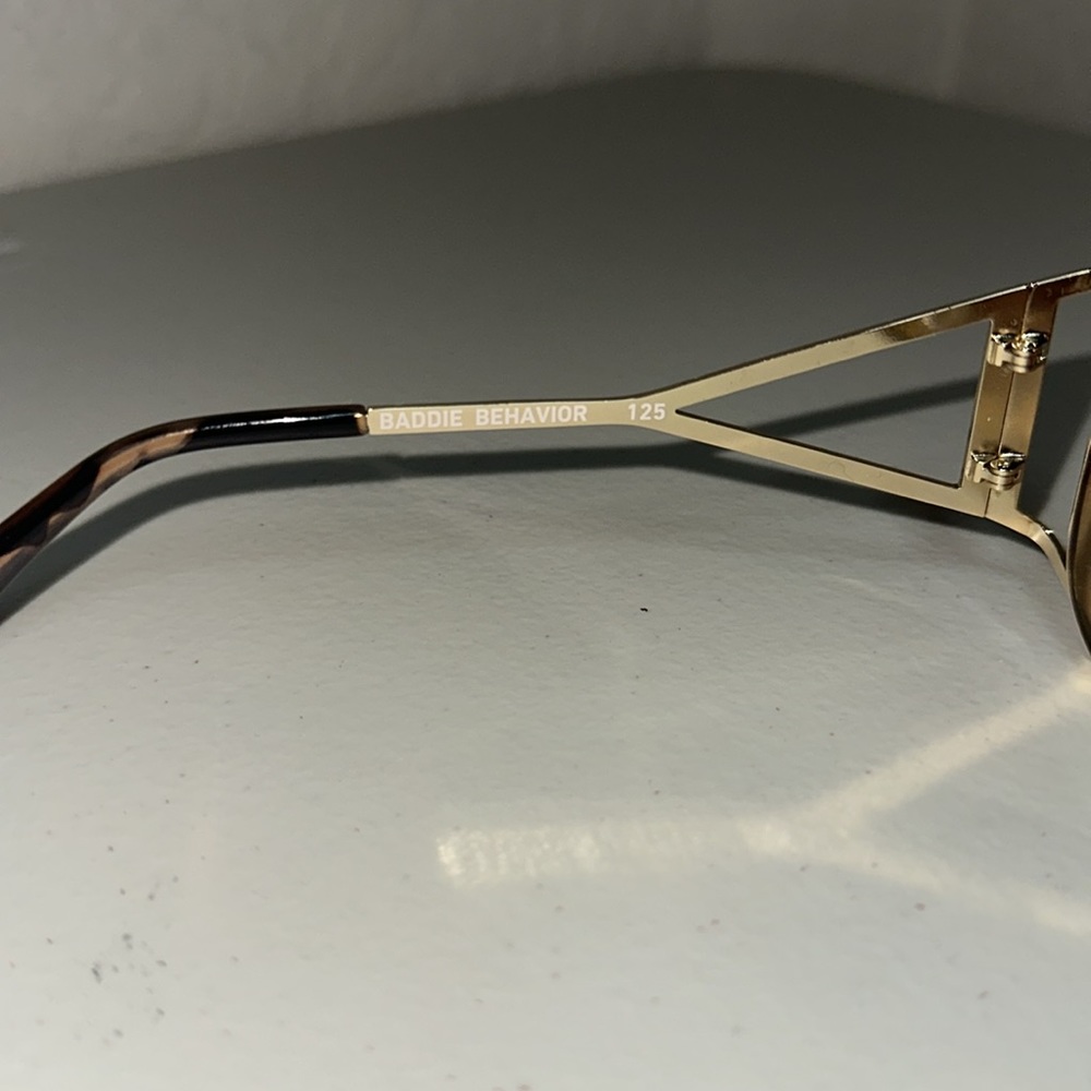 Quay Australia BADDIE BEHAVIOR  Sunglasses Gold Frame NEW - Picture 5 of 6